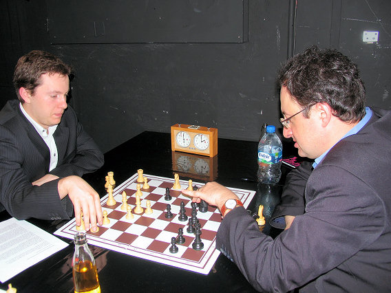 Arkadij Naiditsch bei der Schach-Analyse