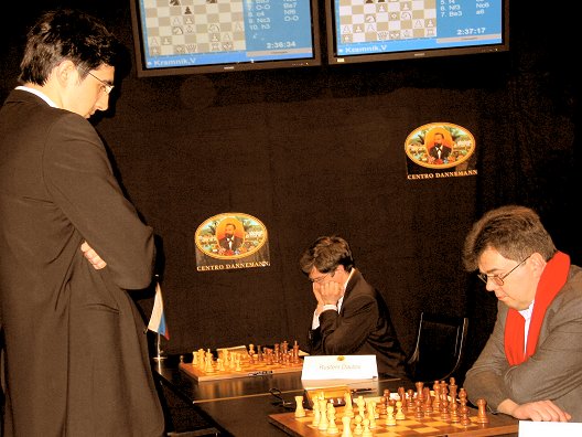 Schach-Simultan: Klaus Bischoff, Wladimir Kramnik