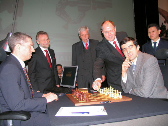 Bundesfinanzminister Peer Steinbrück bein Schach-Wettkampf